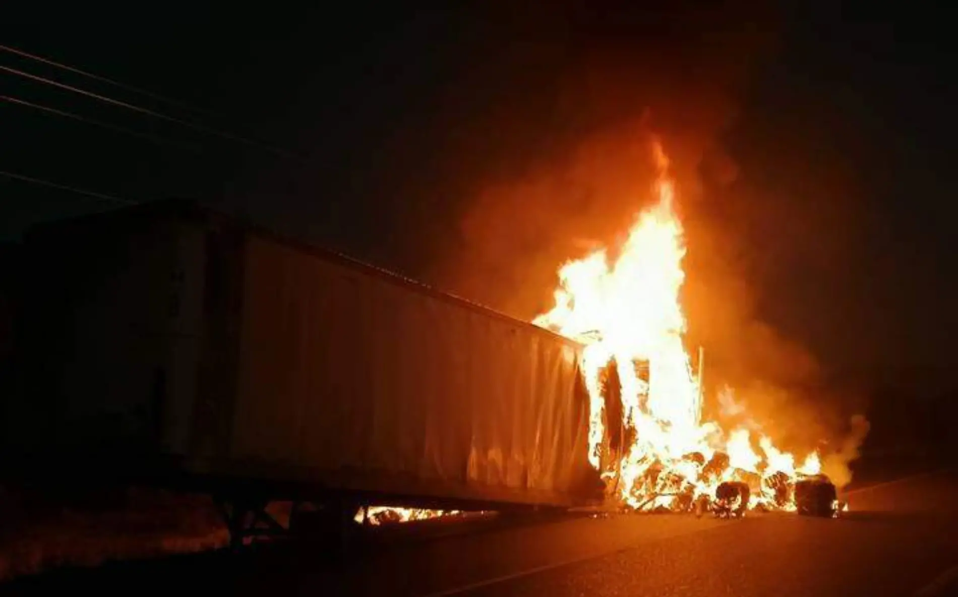 El incendio de la caja de un tráiler a la altura de Jaumave, Tamaulipas cerró la circulación